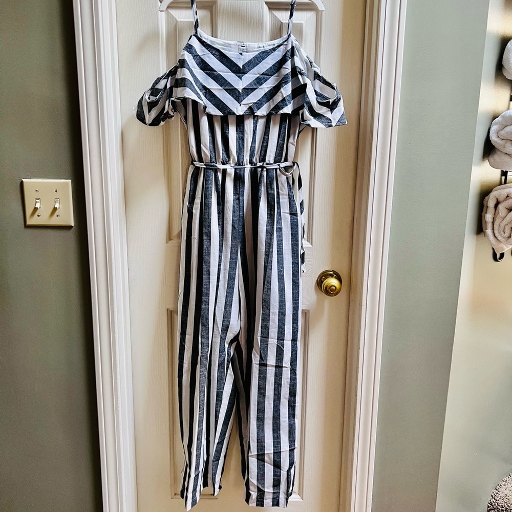 Very cute womens romper. Never worn.